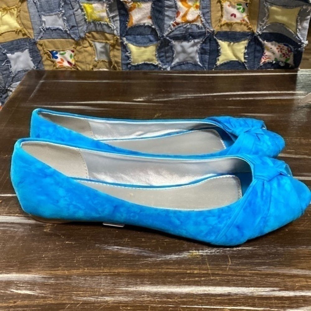 Arizona Jean flats size 10 m has one little spot on the inside of the right